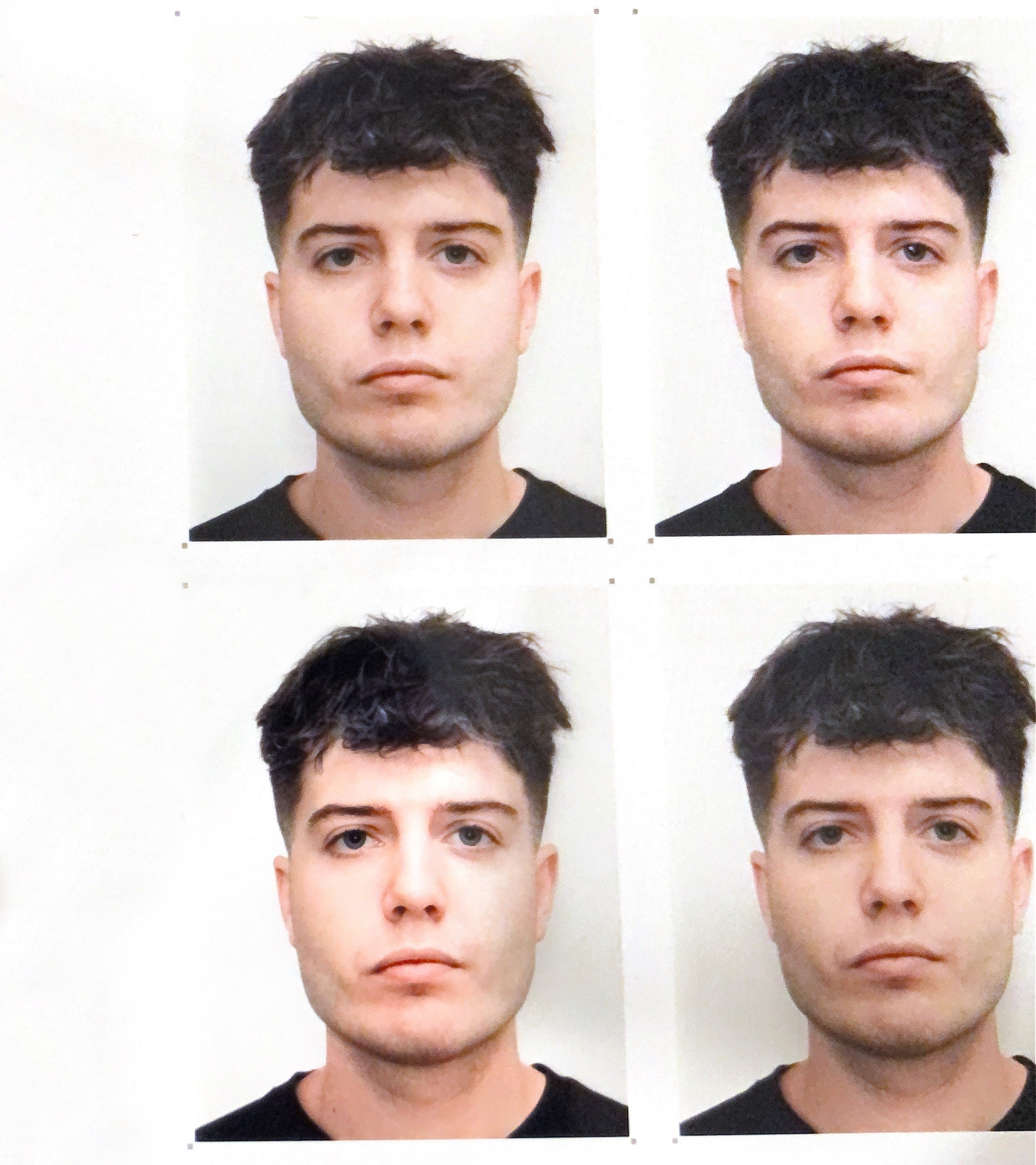Eine Bildcollage aus vier Passfotos desselben jungen Mannes mit kurzen, dunklen Haaren. Der Mann trägt ein schwarzes T-Shirt und hat einen neutralen Gesichtsausdruck auf allen vier Bildern. Die Fotos sind in einem klassischen Passfoto-Stil aufgenommen, mit dem Fokus auf dem Gesicht vor einem hellen, neutralen Hintergrund. Die Collage wirkt formell und zeigt den Mann aus verschiedenen, fast identischen Perspektiven.